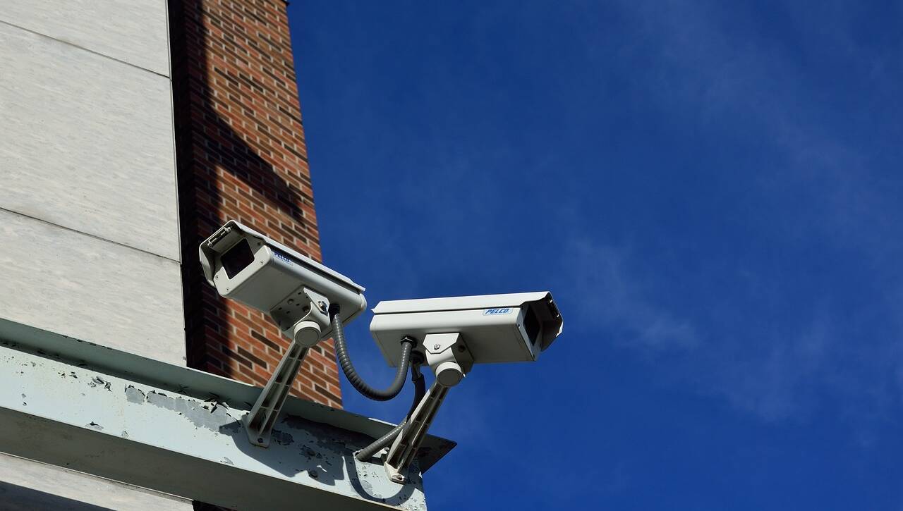 Due telecamere di video sorveglianza in ambiente pubblico