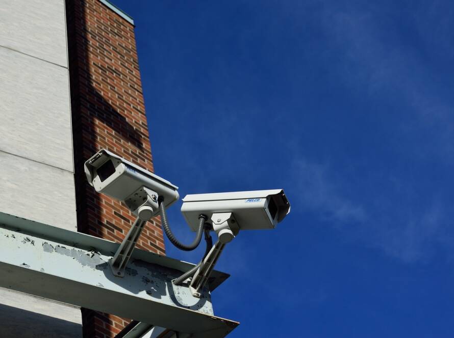 Due telecamere di video sorveglianza in ambiente pubblico
